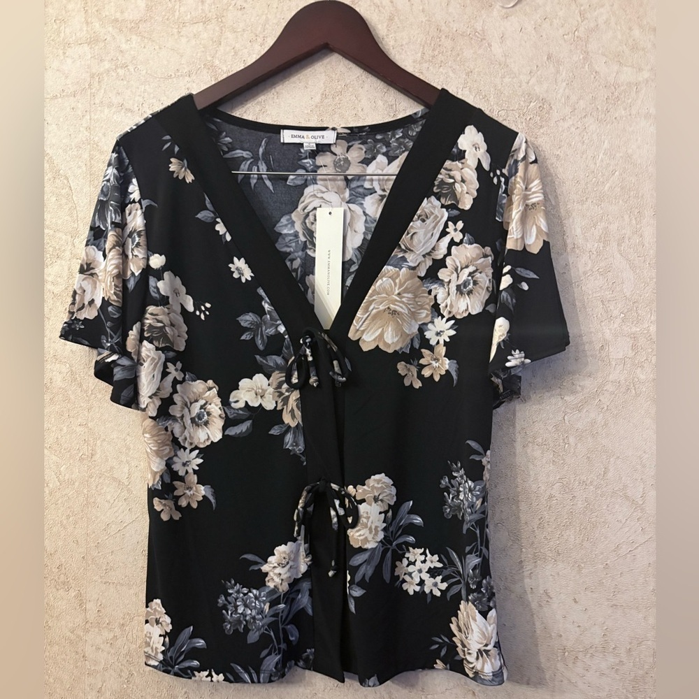 Emma & Olive Floral Black and Cream Top☀️